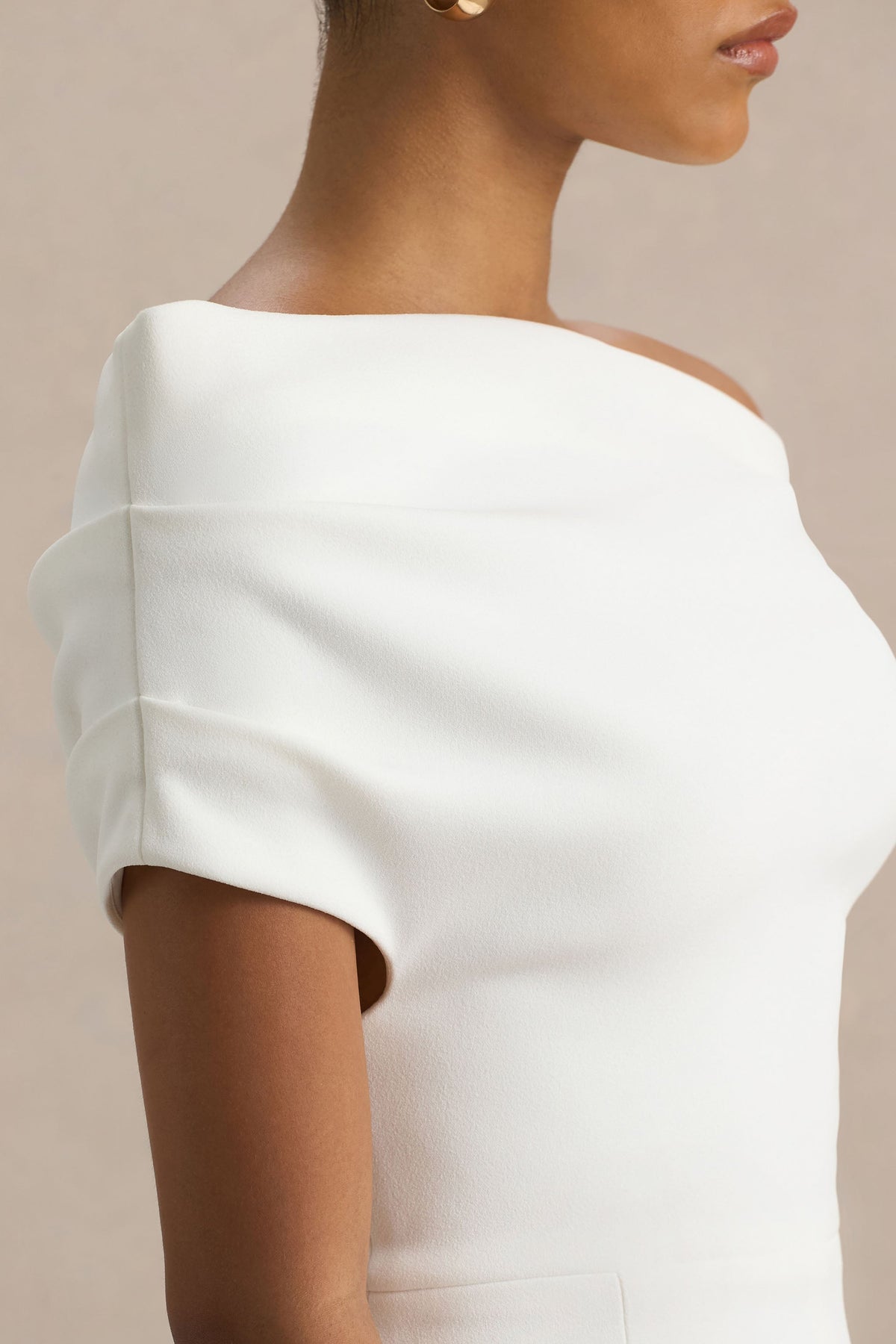Alexandra | Vit byxdress med asymmetrisk halsringning