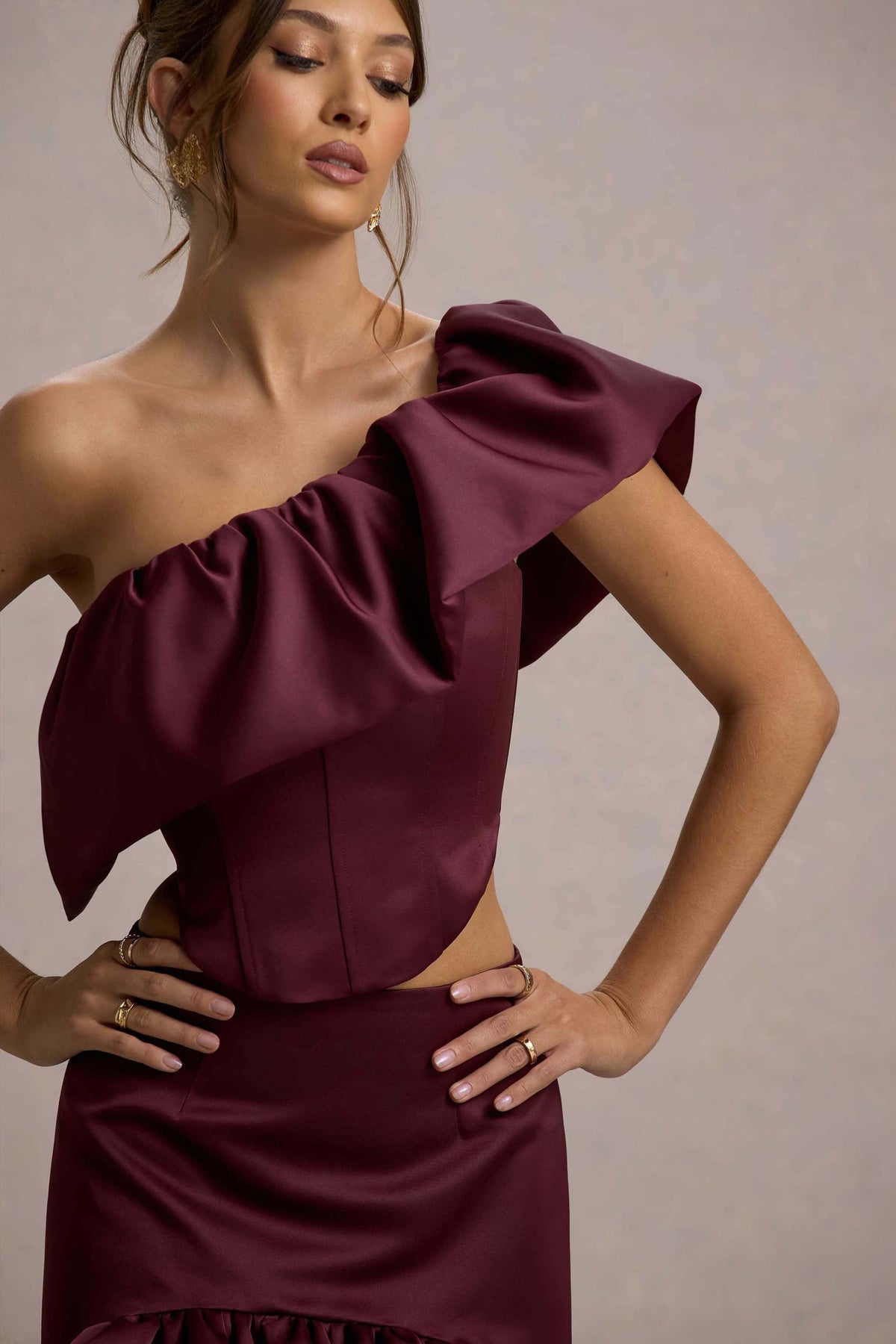 Ruby | Burgundy långkjol i satin med high-low fåll