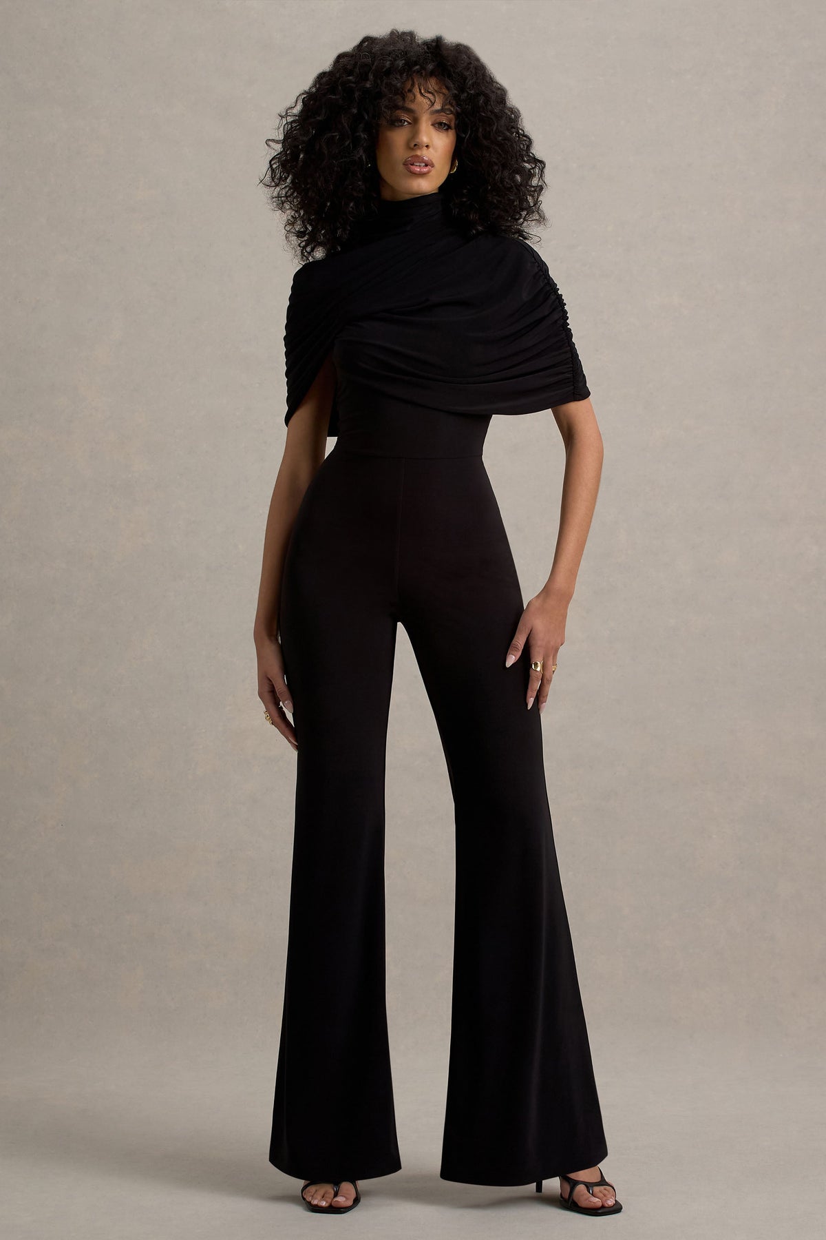 Isoline | Svart byxdress med capeöverlägg och klockade ben