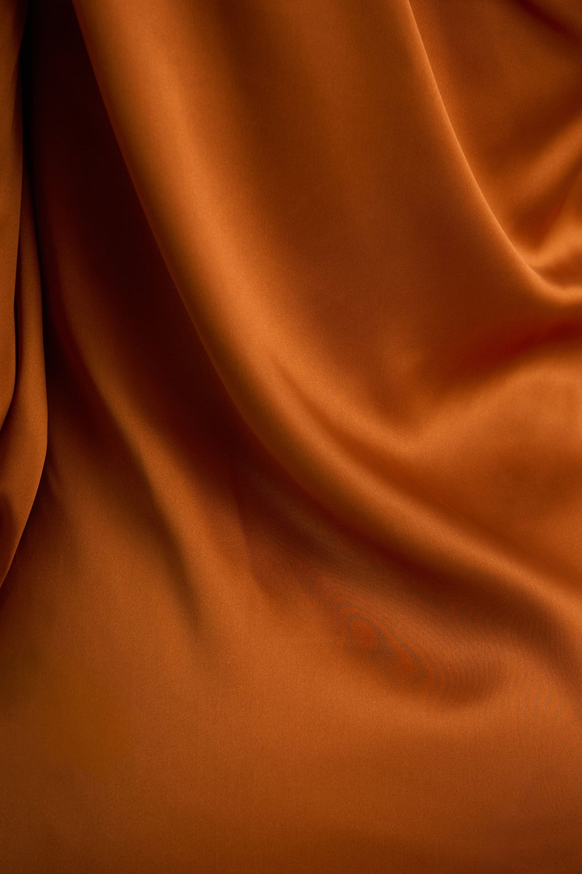 Thelma | Orange enaxlad långklänning med utsmyckning vid ärmslutet