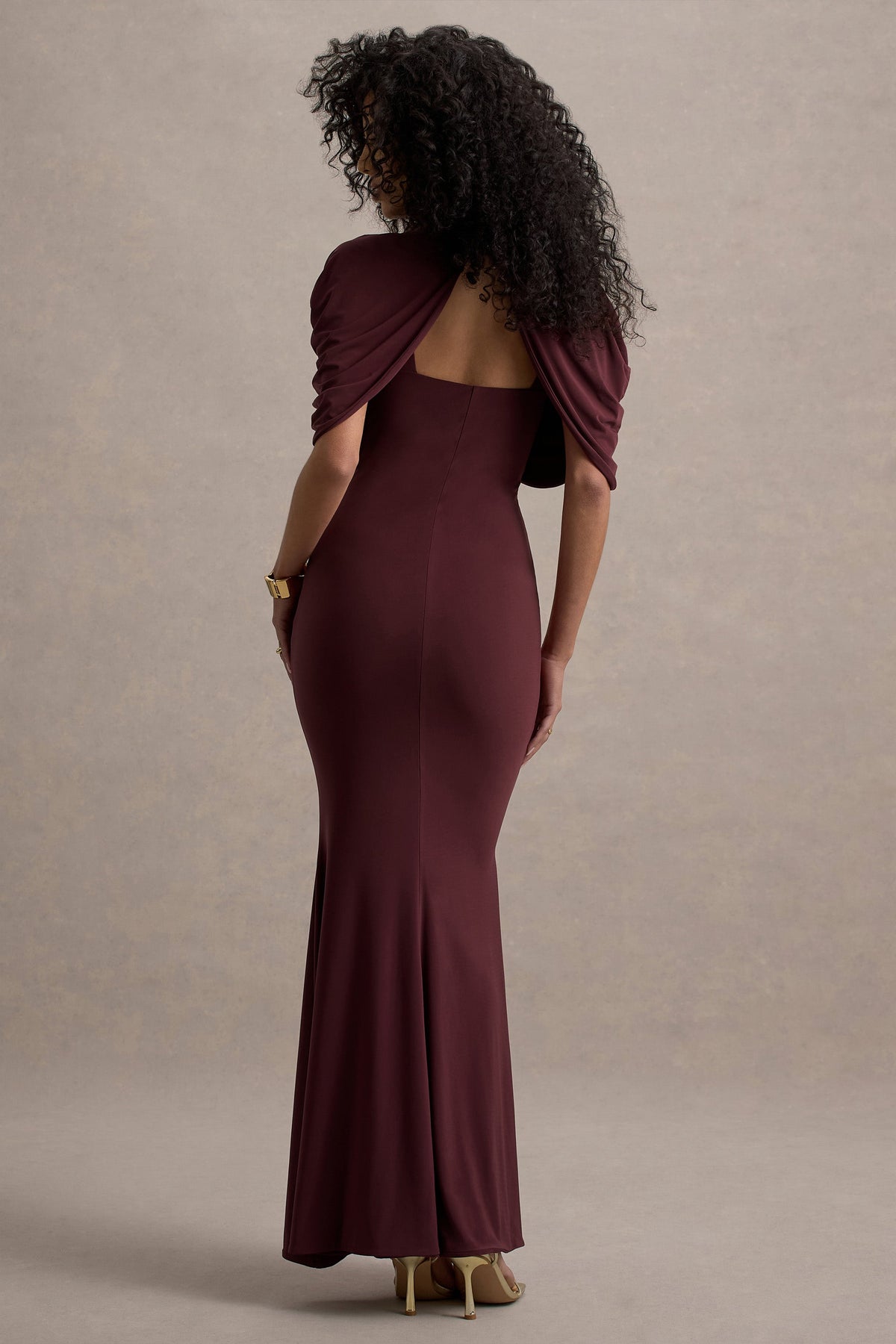 Cleora | Burgundy långklänning med capeinspirerat draperat liv