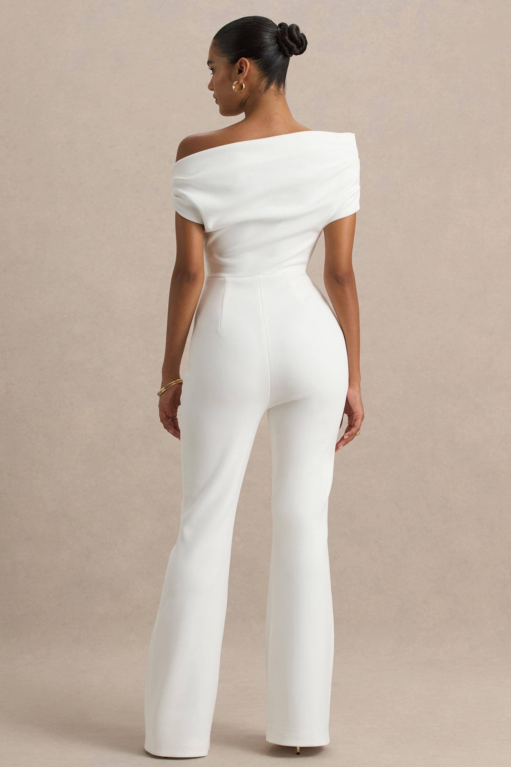 Alexandra | Vit byxdress med asymmetrisk halsringning