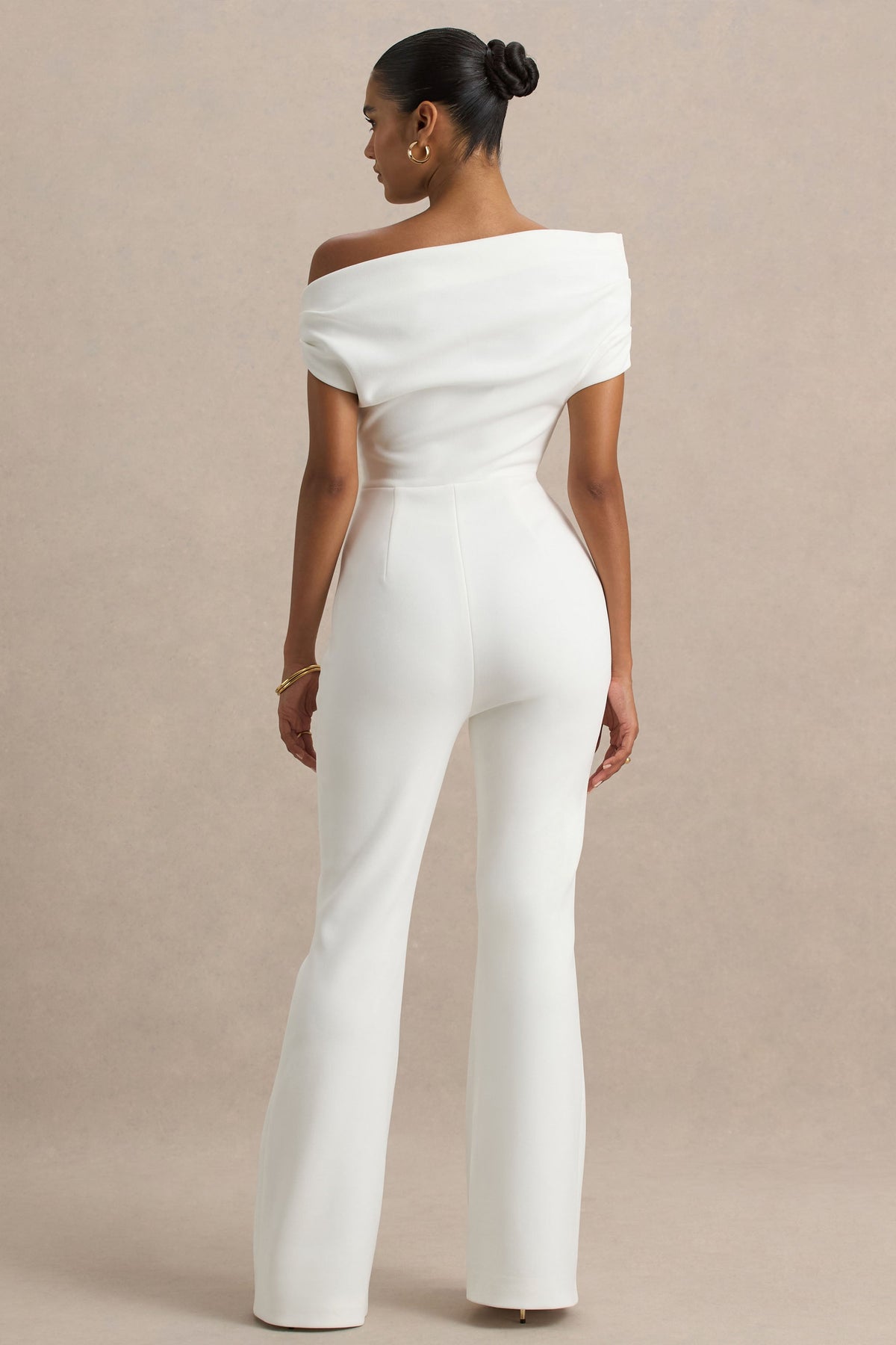 Alexandra | Vit byxdress med asymmetrisk halsringning