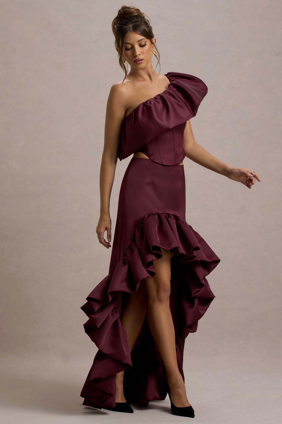 Ruby | Burgundy långkjol i satin med high-low fåll