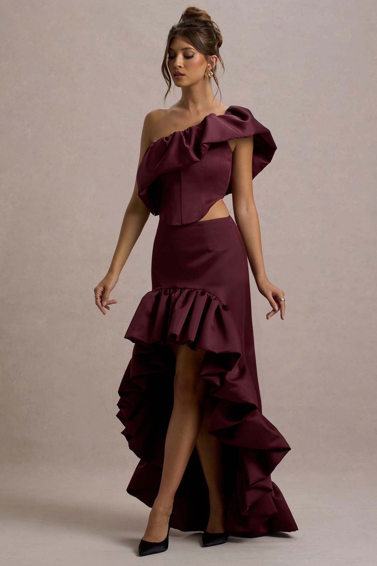Ruby | Burgundy långkjol i satin med high-low fåll